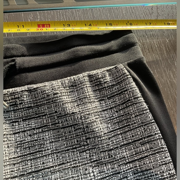 HUE Work Friendly in a Tweed pattern with side strips. - Picture 7 of 8